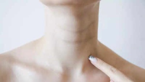 Dark Ring Around the Neck: A Key Indicator of Underlying Health Issues, Experts Warn