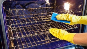 Easy and quick cleaning trick for the oven and pans