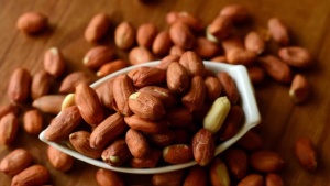 Peanuts or Makhanas: Choosing the Right Snack for Weight Management and Blood Sugar