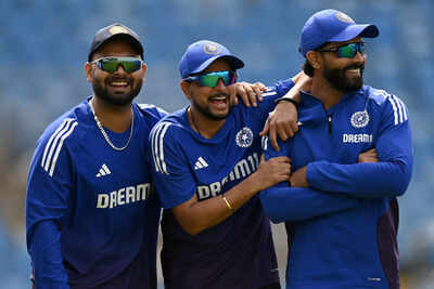 Kuldeep Yadav alongside Pant and Jadeja
