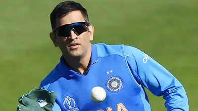 'Woh phone uthaye hain na?': Ex-cricketer's dig at MS Dhoni amid Team India mentorship role talks